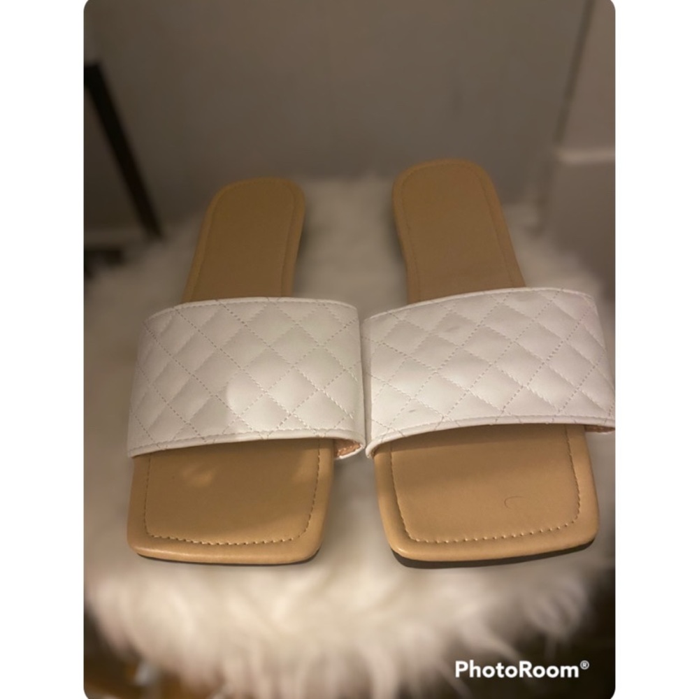 White open toed sandals 🤍